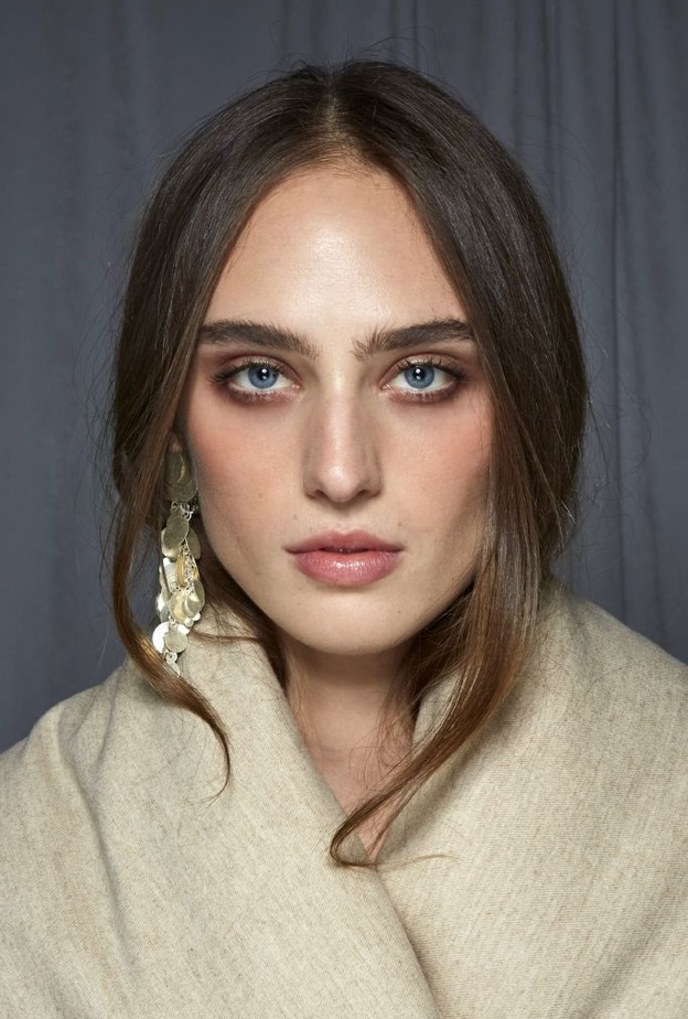 ألوان أحمر شفاه بدرجات نيود تناسب الأمهات إحتفالاً بيوم الأم 2022