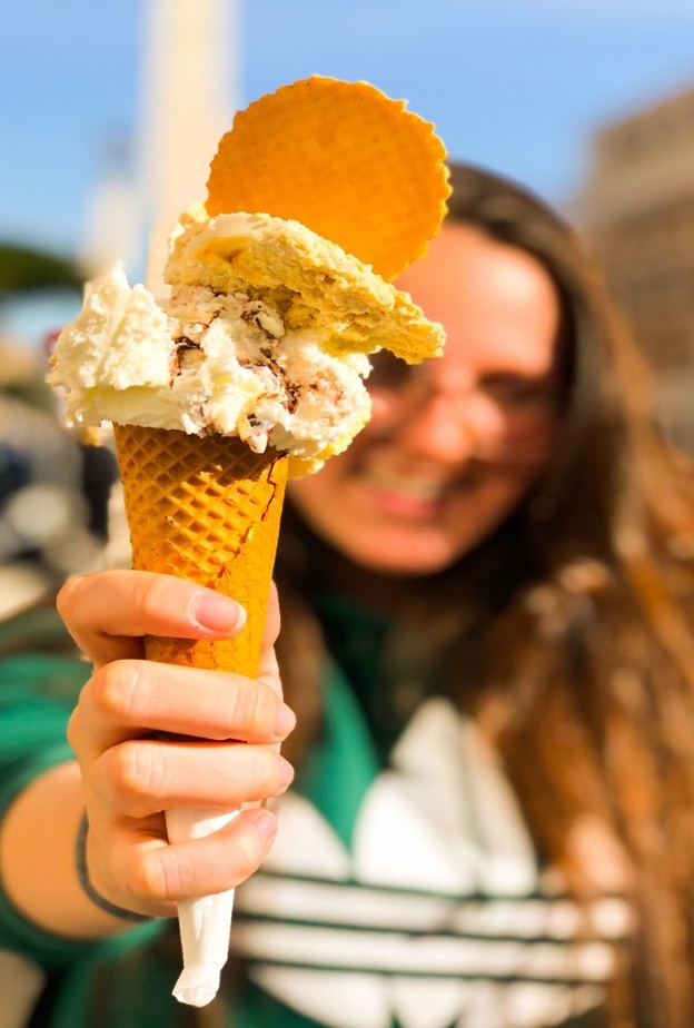 إيجابيات وسلبيات تناول الآيس كريم للنساء