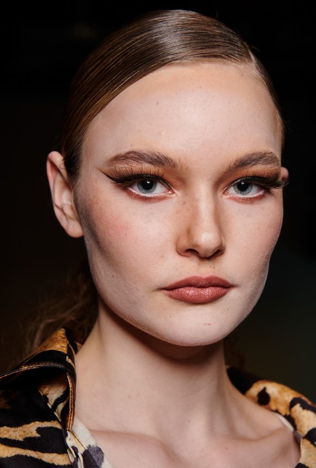 3 طرق لتطبيق رسمات مكياج برونزي لعيد الأم 2022