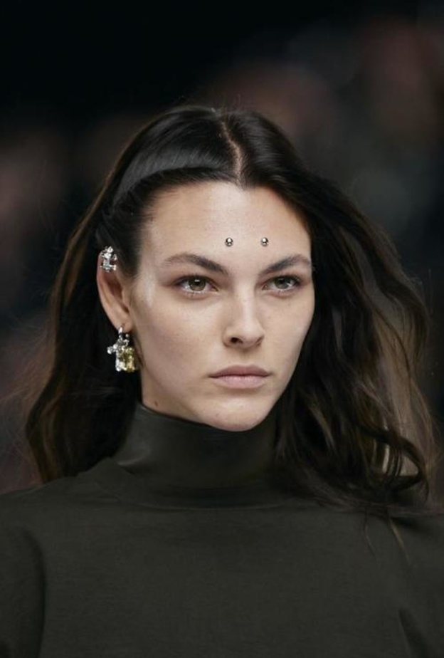 أحدث 3 صيحات جمالية جريئة رافقت عروض أسابيع الموضة