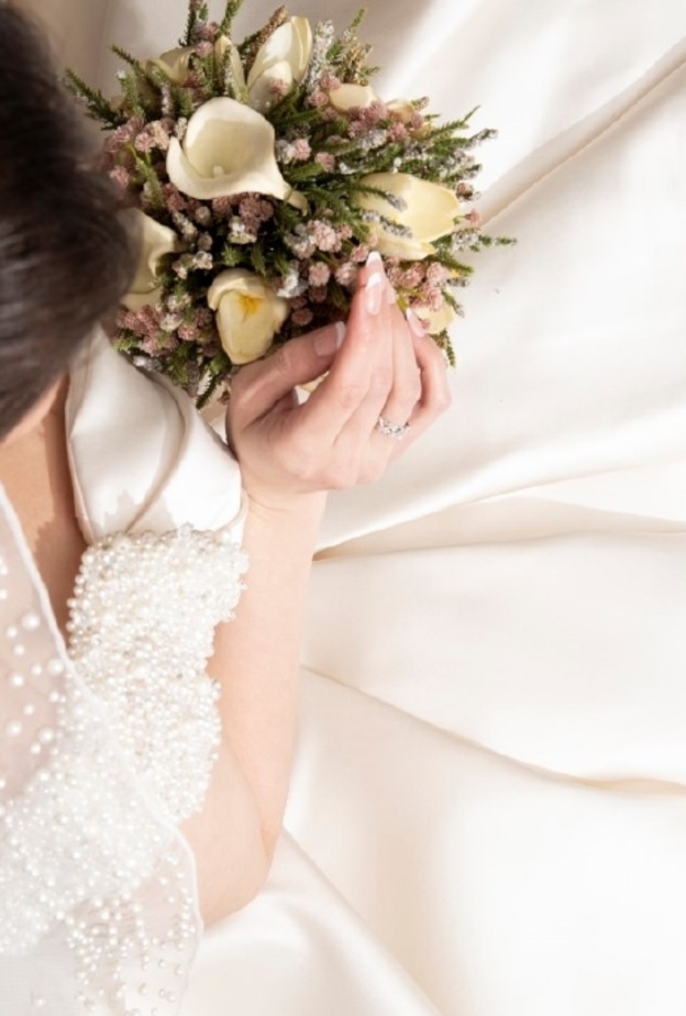 لقطة لعروس بكاميرا المصورة بشاير موسى