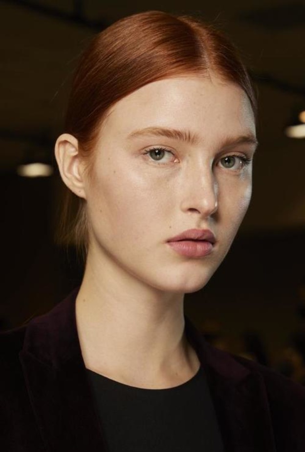 مكياج طبيعي وتسريحات شعر منسدلة سيطرت على عروض الموضة 