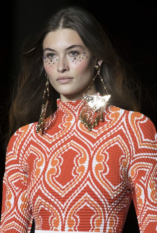 طريقة عمل مكياج مرصع باللؤلؤ والخرز للمرأة العصرية