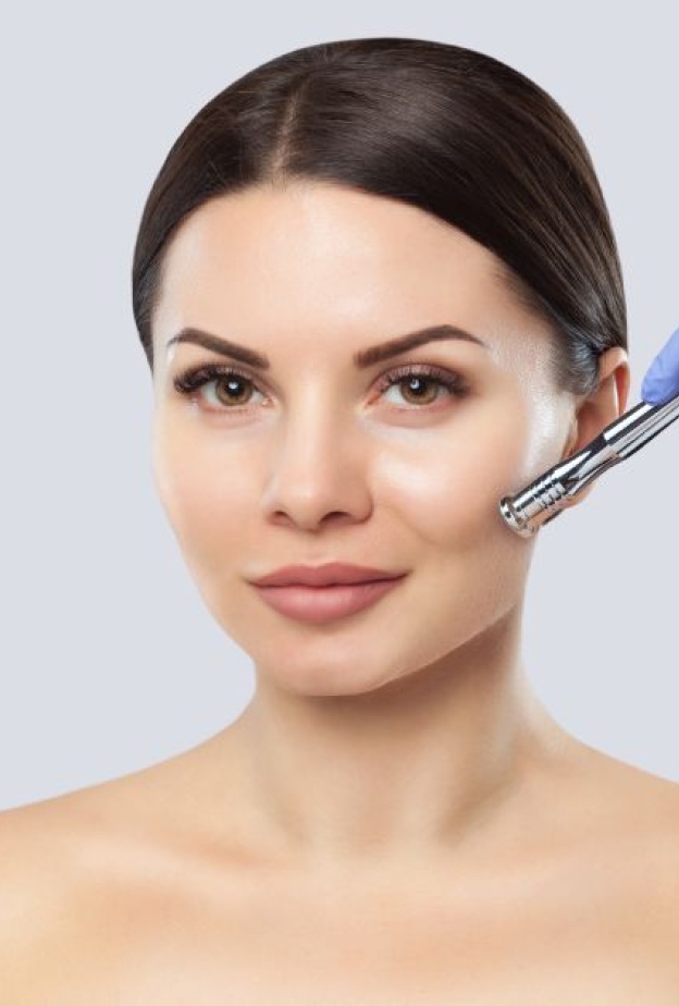 فوائد تقنية التقشير الماسي للحصول على بشرة نضرة وكيفية استخدامها