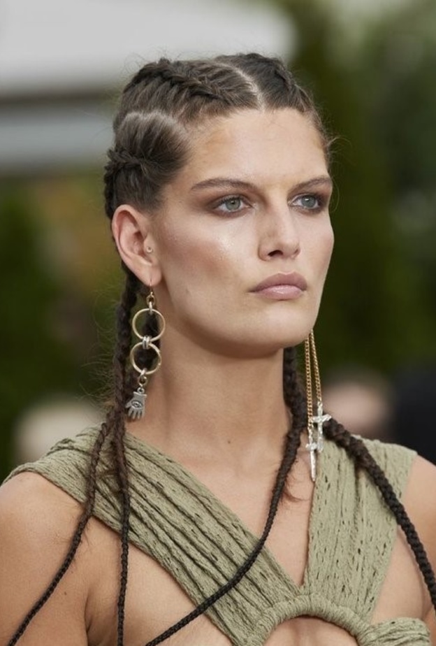 طرق لتطبيق تسريحات شعر عصرية مع الضفائر في صيف 2022