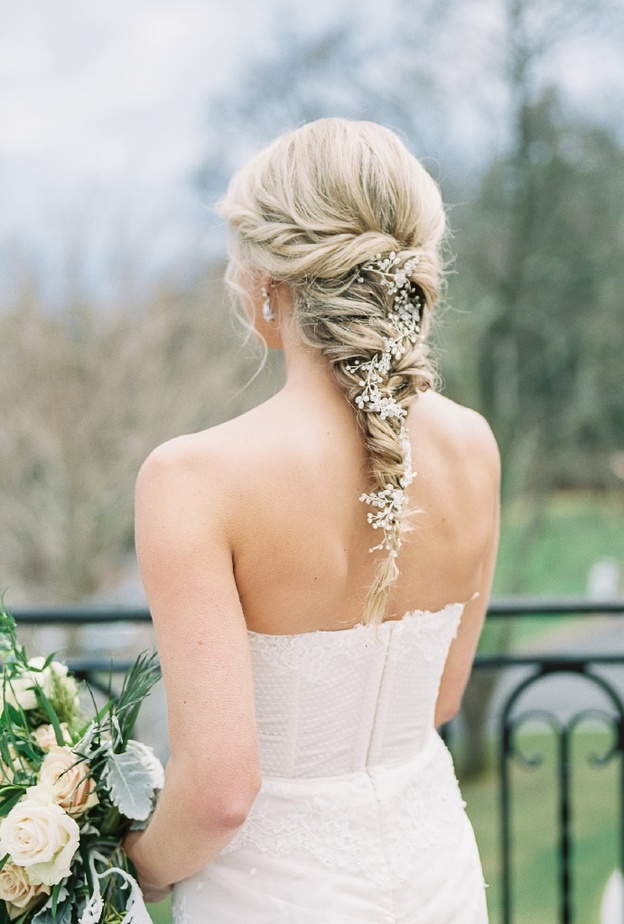 تسريحات شعر مزينة بالأزهار للعروس الحالمة