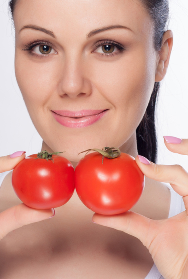ما لا تعرفه العروس عن فوائد الطماطم الجمالية بينها تحفيز انتاج الكولاجين