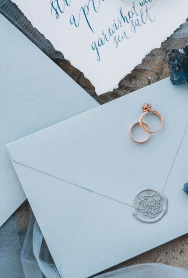  أفكار رائعة لبطاقات دعوات حفلات الزفاف الشاطئية