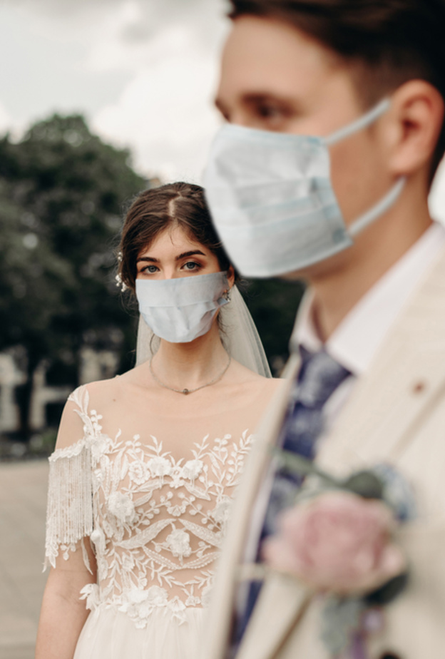 عروس تنشر فيديو طريف عن عريسها الغائب عن زفافهما