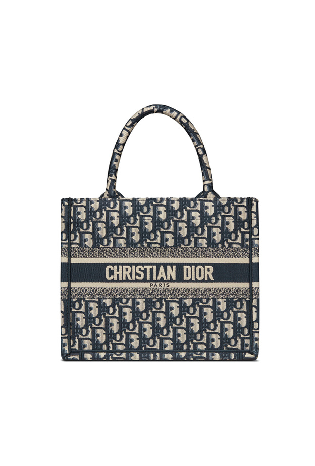 "ديور" تقدّم  حقيبة "بوك توت" الصغيرة  Small Book Tote الجديدة