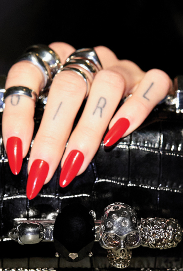 لوسيا: حقيبة ساتشيل المرصعة بالمجوهرات من Alexander McQueen