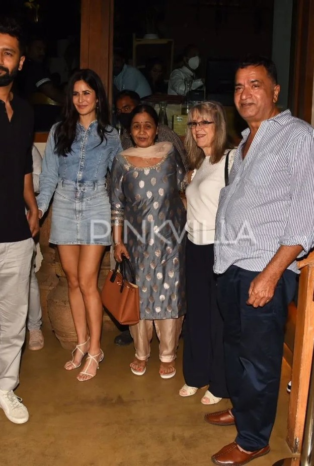 أحدث ظهور لفيكي كوشال وكاترينا كيف في موعد عشاء عائلي