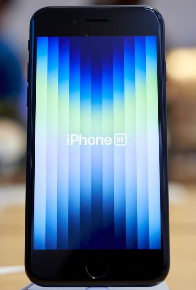 آبل تقلل إنتاجها من iPhone SE الجديد