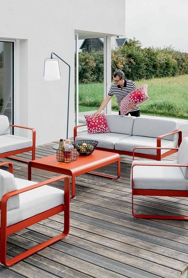 أثاث الجلسات الخارجية من المعدن الملون