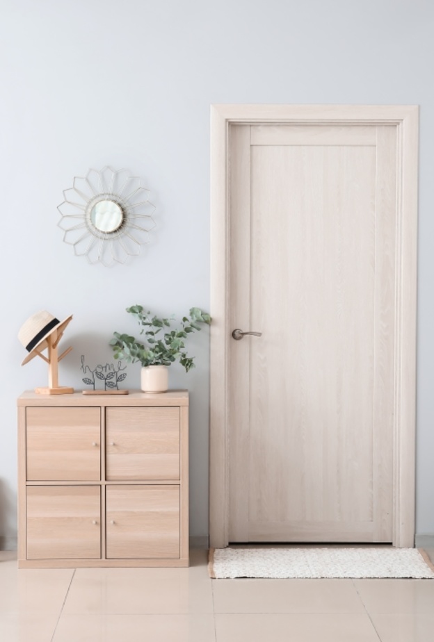 أثاث خشبي يجعل المدخل دافئا ومريحا