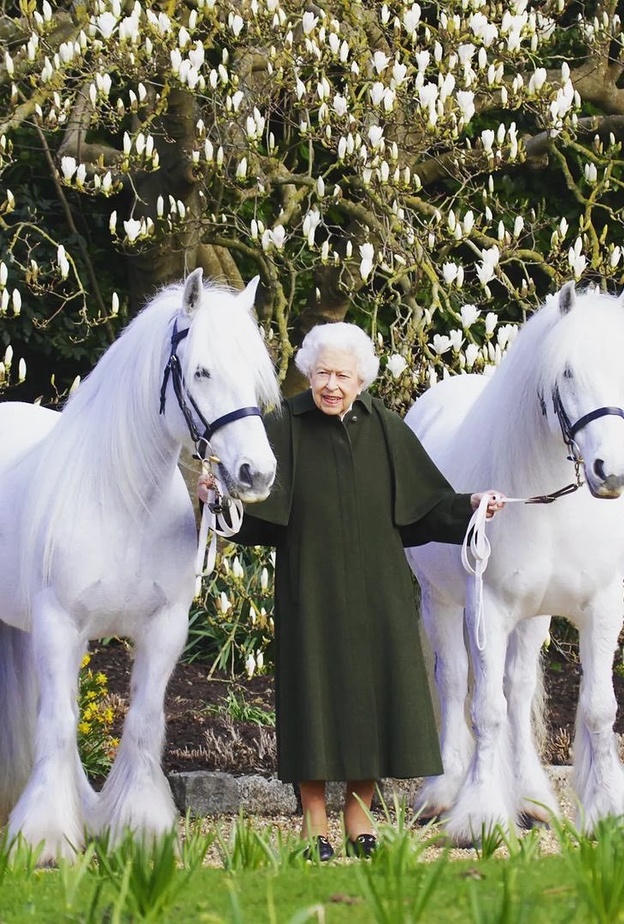 أحدث إطلالات الملكة إليزابيث إلتقطت الشهر الماضي وتألقت فيها بمعطف باللون الأخضر