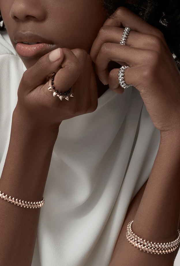 أساور ذهبية من دار كارتييه العالمي