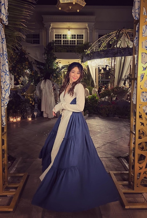 أسيل عمران تألقت بإطلالة رمضانية محتشمة تميّزت بالفستان الطويل