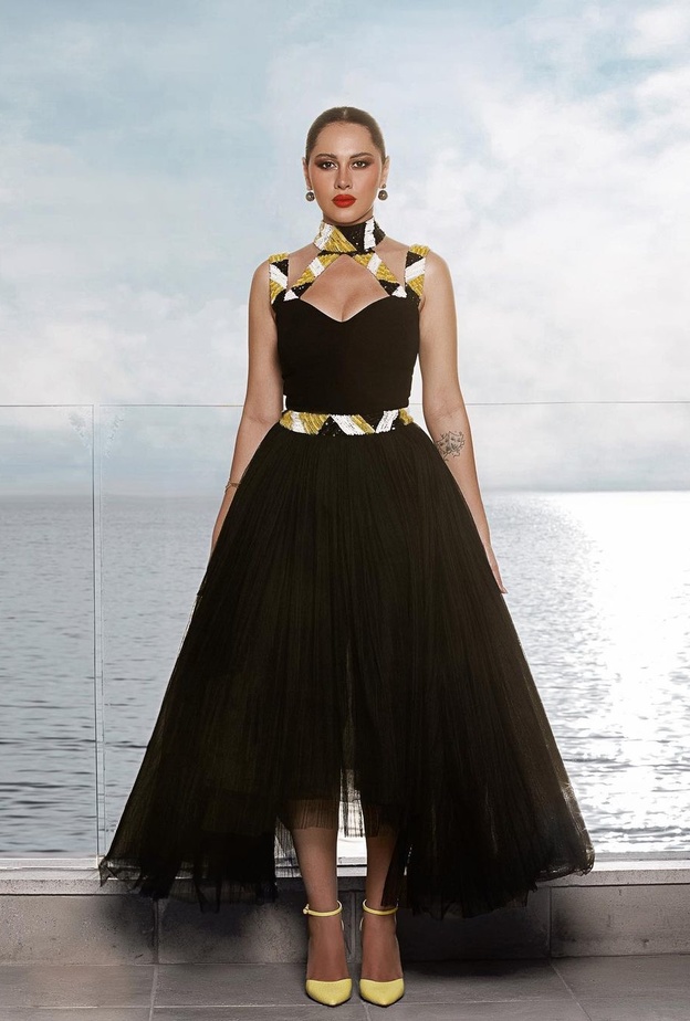 أطلت ياسمين رئيس بفستان تول أسود تميّز بتصميمه العصري