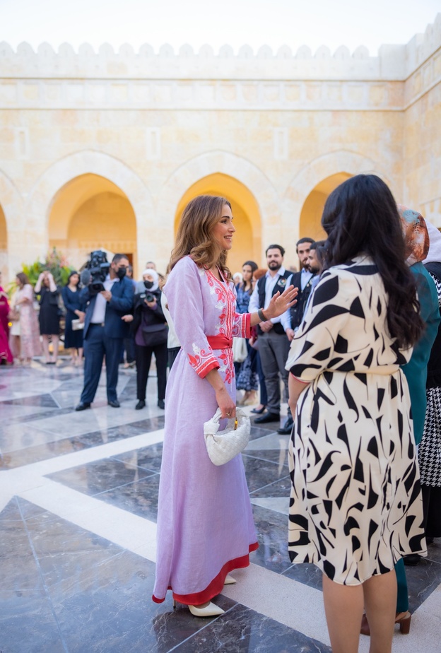 أكملت اللوك بحقيبة باللون الأبيض من مجموعة Bottega Veneta  وحذاء ستيليتو من Jimmy Choo