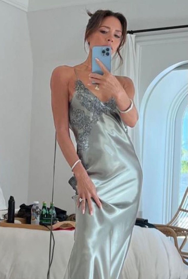 أول فستان كوتور من توقيع علامة فيكتوريا بيكهام مصنوع في ورشة الدار في لندن