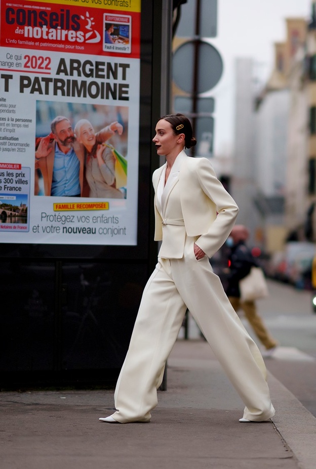 إجتماع صيحة اللون الأبيض مع البدلات نتيجته الأناقة بالتأكيد