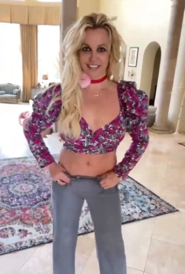 إختارت كروب توب بنقشة الورود نسقتها مع البنطلون الأزرق