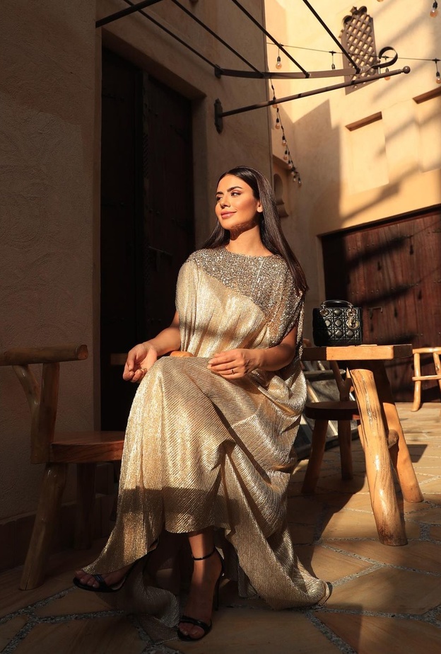 إختاري من وحي اطلالات ديما الاسدي القفطان الأنيق الذي تميّز بلونه الذهبي مع الشك الساحر