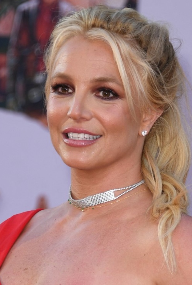 أبرز إطلالات بريتني سبيرز الجمالية بعد خبر حملها من خطيبها سام أصغري