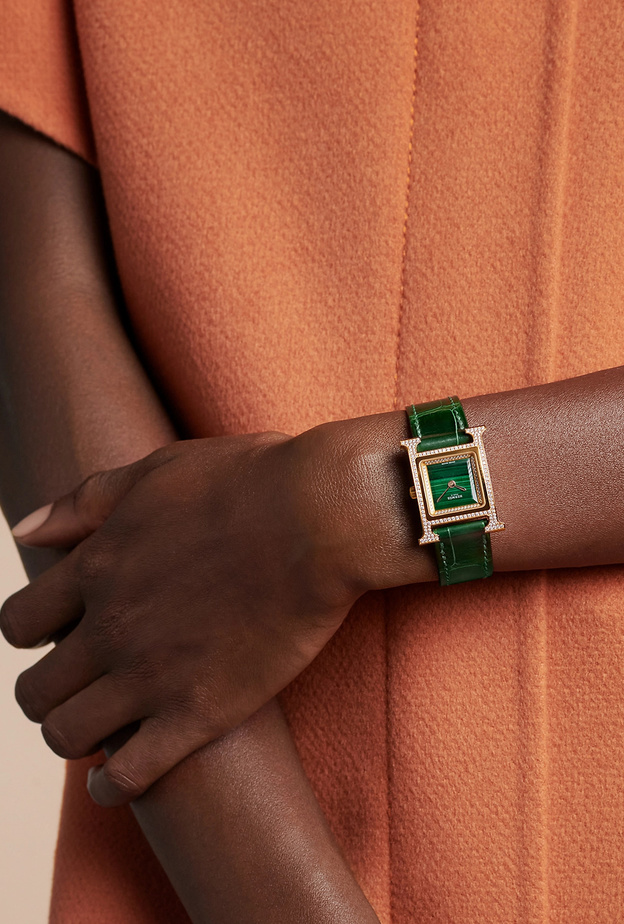 إطلالة استثنائية ملفتة مع الساعات المزينة بأحجار المالاكيت (1)