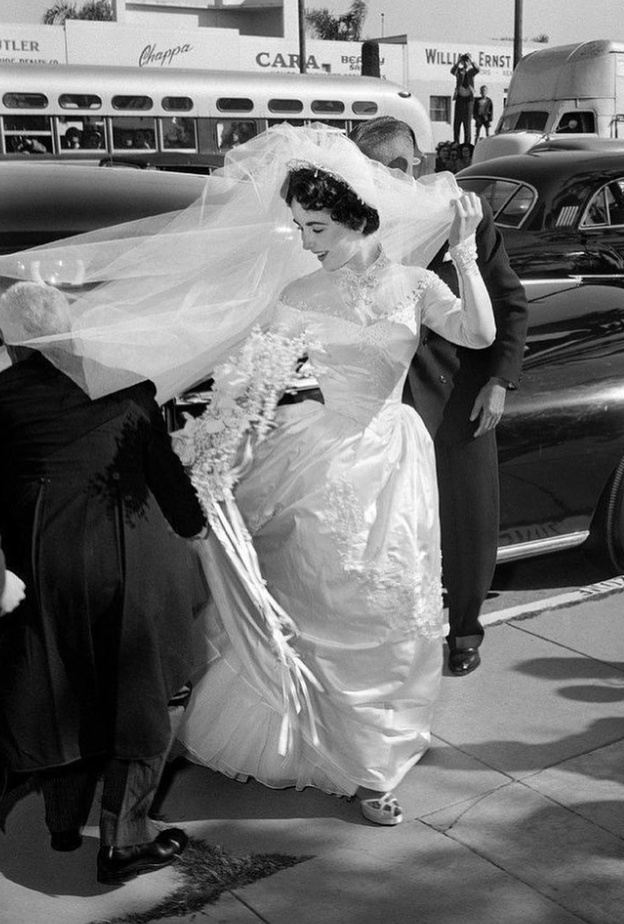 إليزابيث تايلور بفستان الزفاف