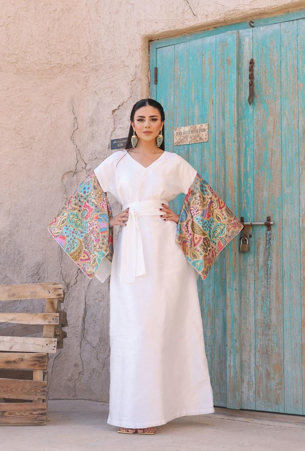 إن كانت قصة العباية واسعة أو مستقيمة يكفي أن تضيفي الحزام لتحديد خصرك وإبرازه