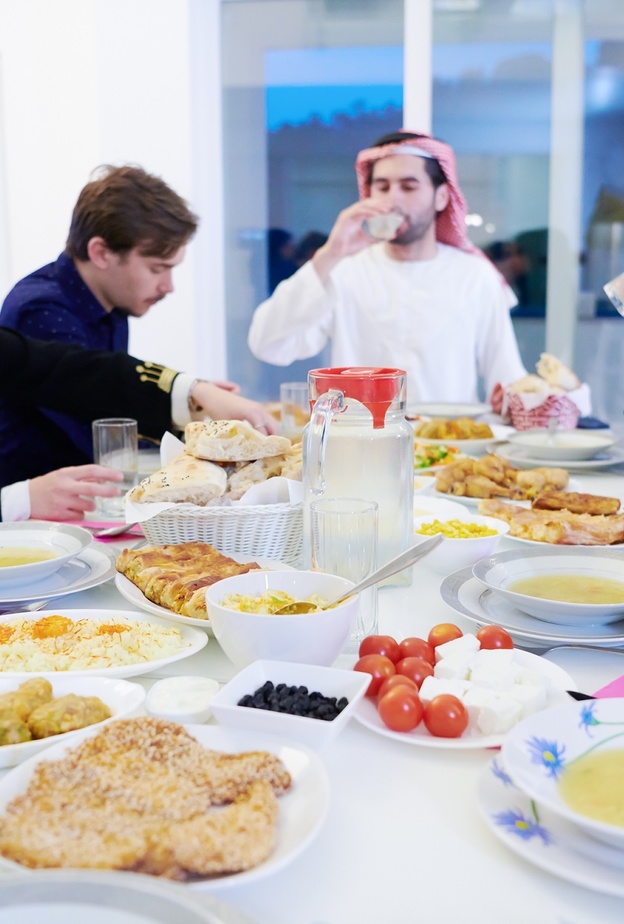 اتيكيت دعوة الأقارب والأصدقاء لعزائم رمضان