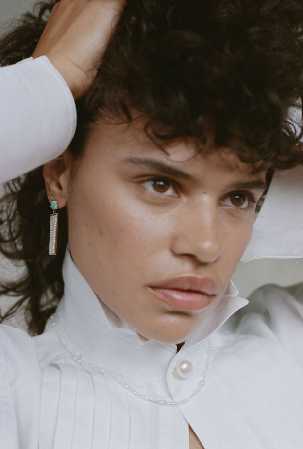 احصلي على إطلالة يومية متألقة بالمجوهرات المرصعة بالأوبال الأبيض (1)