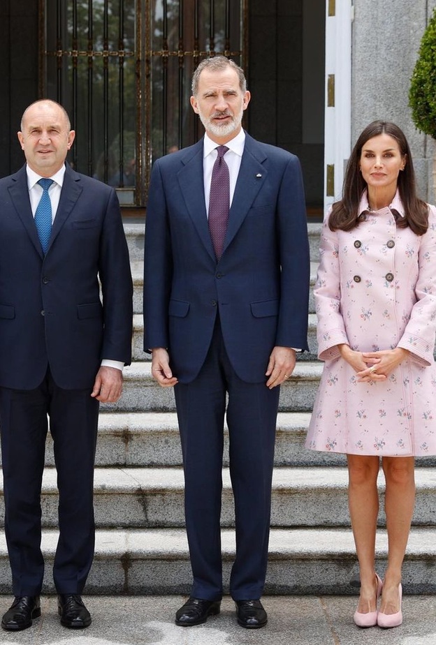 اختارت الملكة ليتيزيا المعطف القصير من مجموعة Carolina Herrera