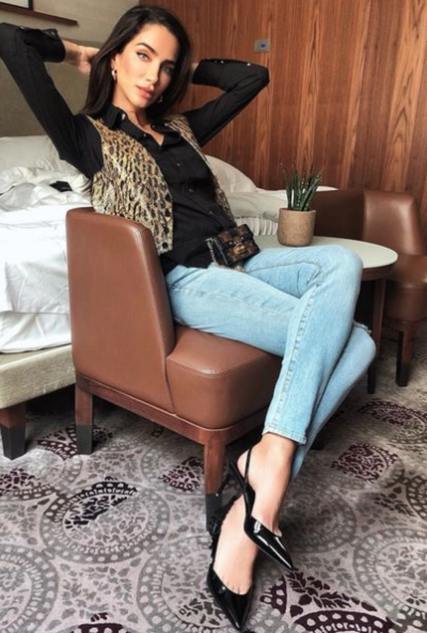 أفكار لتنسيق بنطلون الجينز للصبايا على طريقة جيسيكا قهواتي 