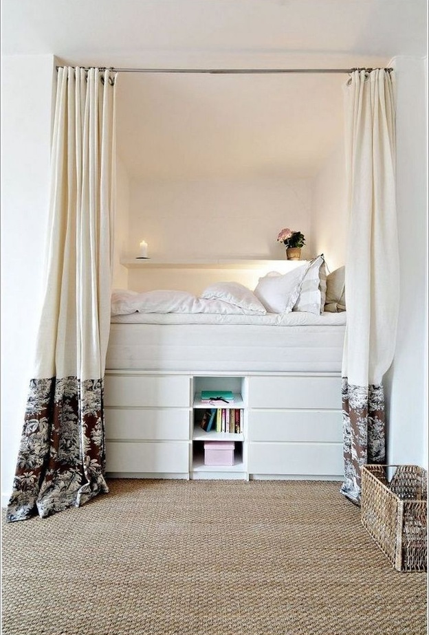 ارتفاع السقف يوفر مساحة للتخزين في غرف النوم الصغيرة