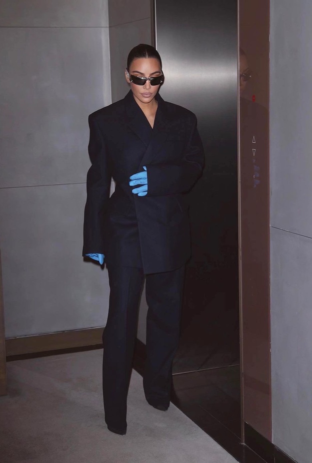 اطلالة كيم بالبدلة السوداء من Prada مع القفازات باللون الأزرق