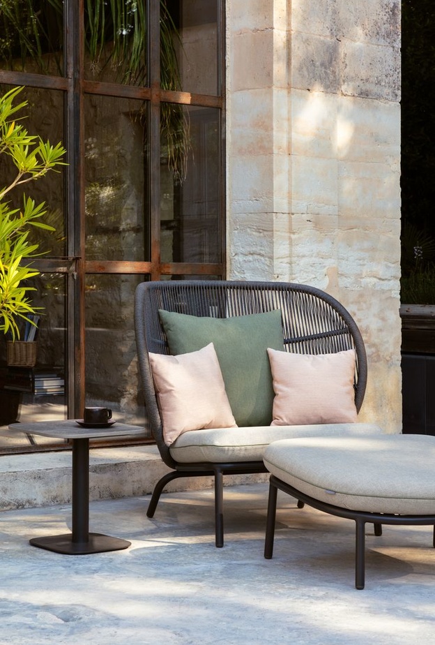 الوسائد الملونة تغني تصميم كراسي الحدائق الخارجية