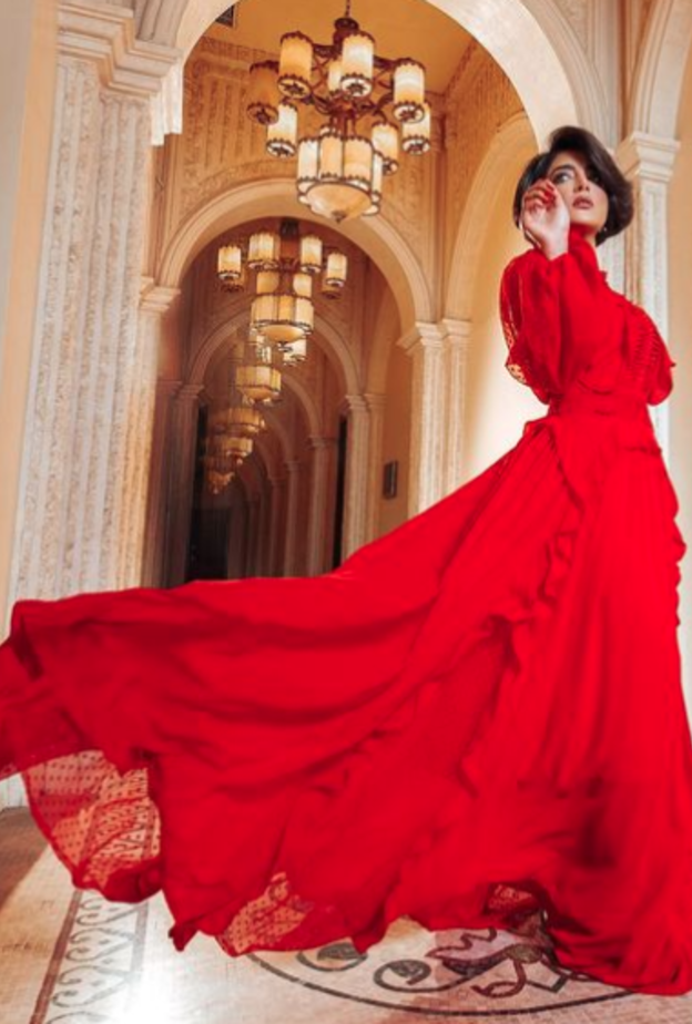 اطلالات محتشمة باللون الأحمر لمناسبات رمضان من النجمات العربيات 