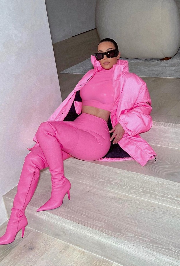 بدأت بتجربة مزيد من الألوان بعدما سيطر الاسود على اطلالاتها