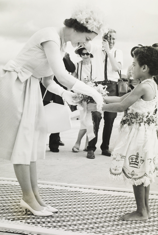 تألقت الملكة بفستان ميدي تميّز بالقصة الـA line والعقدة التي زيّنت جانب الخصر