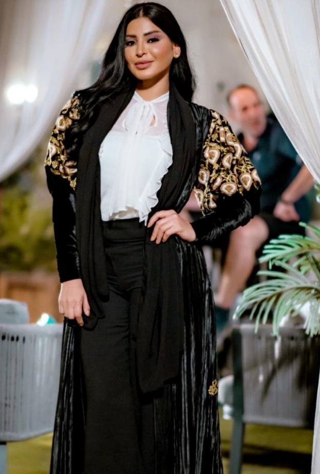 تألقت بالعباية المخمل المطرزة باللون الذهبي، نسّقت تحتها القميص الأبيض والبنطلون الأسود الكلاسيكي