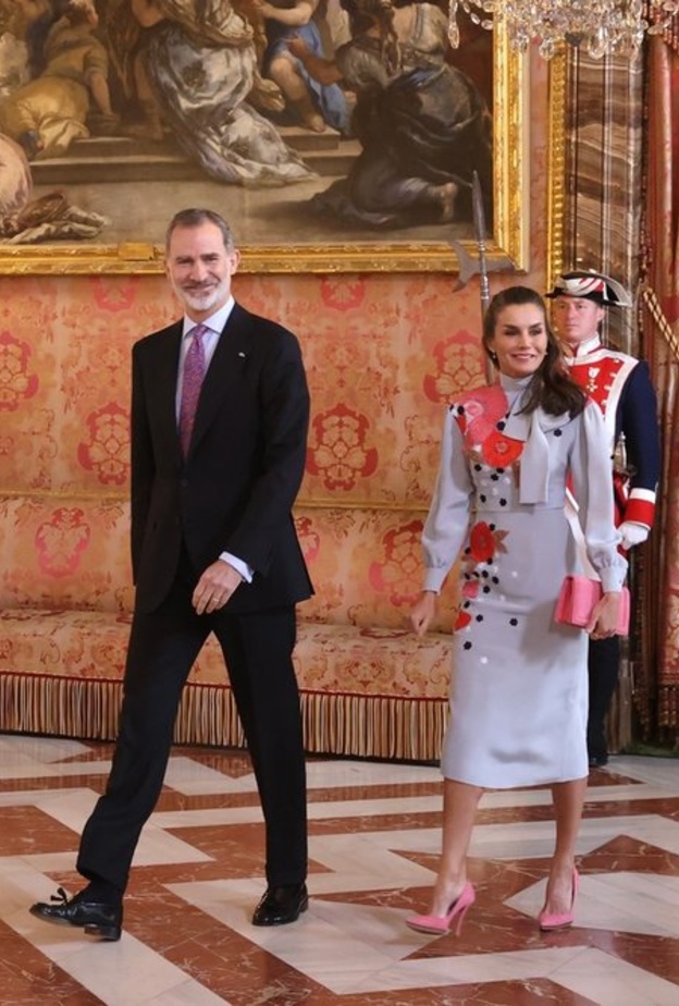 أجمل موديلات فستان ميدي لإطلالات أنيقة مستوحاة من الملكة ليتيزيا