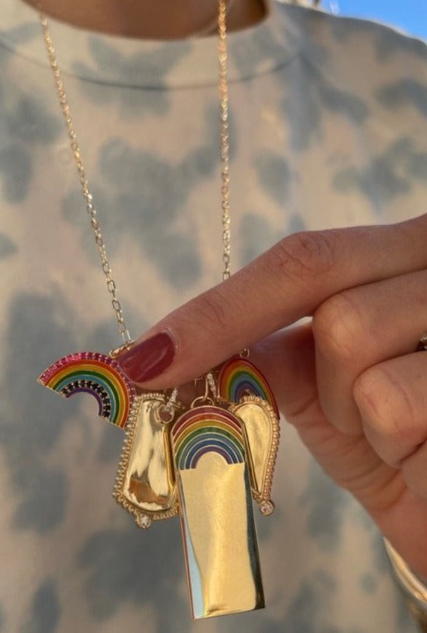 تألقي بتمائم الحظ ذات التصميمات السماوية