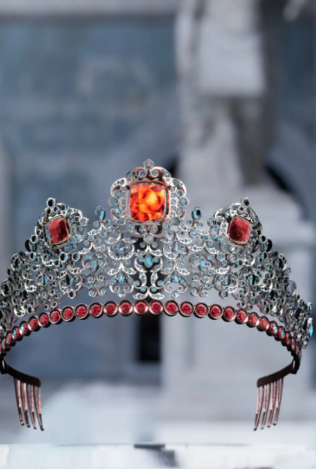 تاج Impossible Tiara مرصع بأحجار كريمة لا يمكن العثور عليها على الأرض