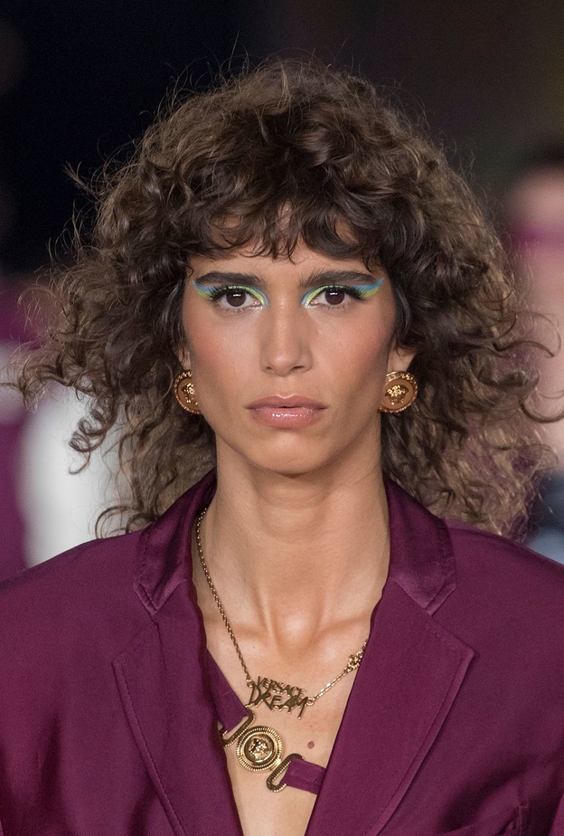 تسريحات شعر منسدلة مع الغرة الكيرلي أجدد صيحات صيف 2022