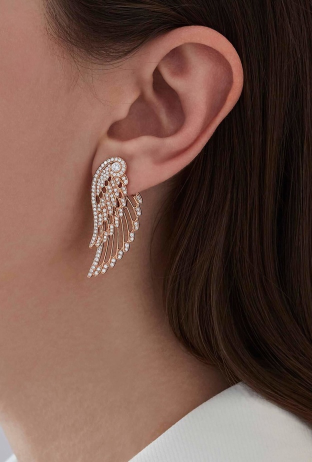 تصاميم أقراط ذهب طويلة تناسب إطلالات رمضان 2022 