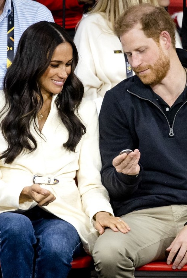 تميّزت البليزر مع ياقة عالية مرفوعة وبدون أزرار ومع حزام باللون نفسه