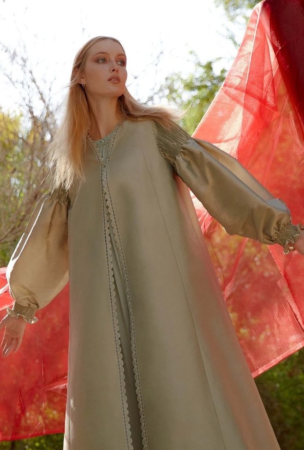 تميّزت العباية من مجموعة Mauzan بتطريز الكريستالات الناعم والأنيق